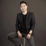 设计传递温暖 爱心助学圆梦——访爱心设计师施晓峰